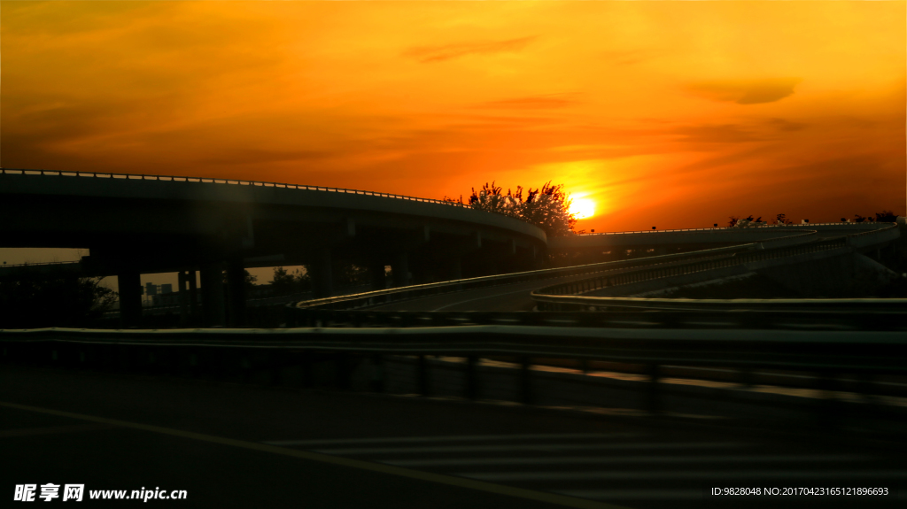 夕阳下的高速公路