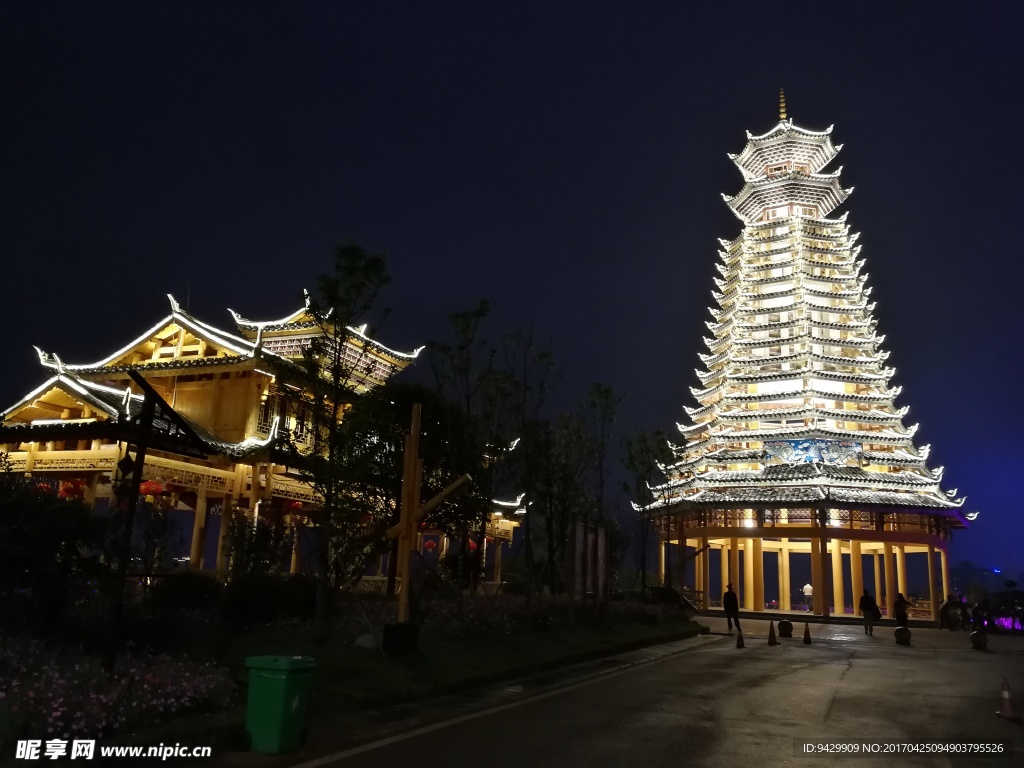 侗族木质鼓楼夜景图