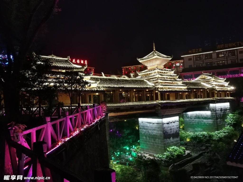 木质风雨桥夜景图