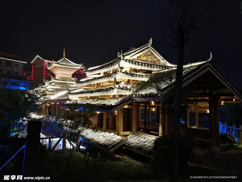 木质风雨桥夜景图