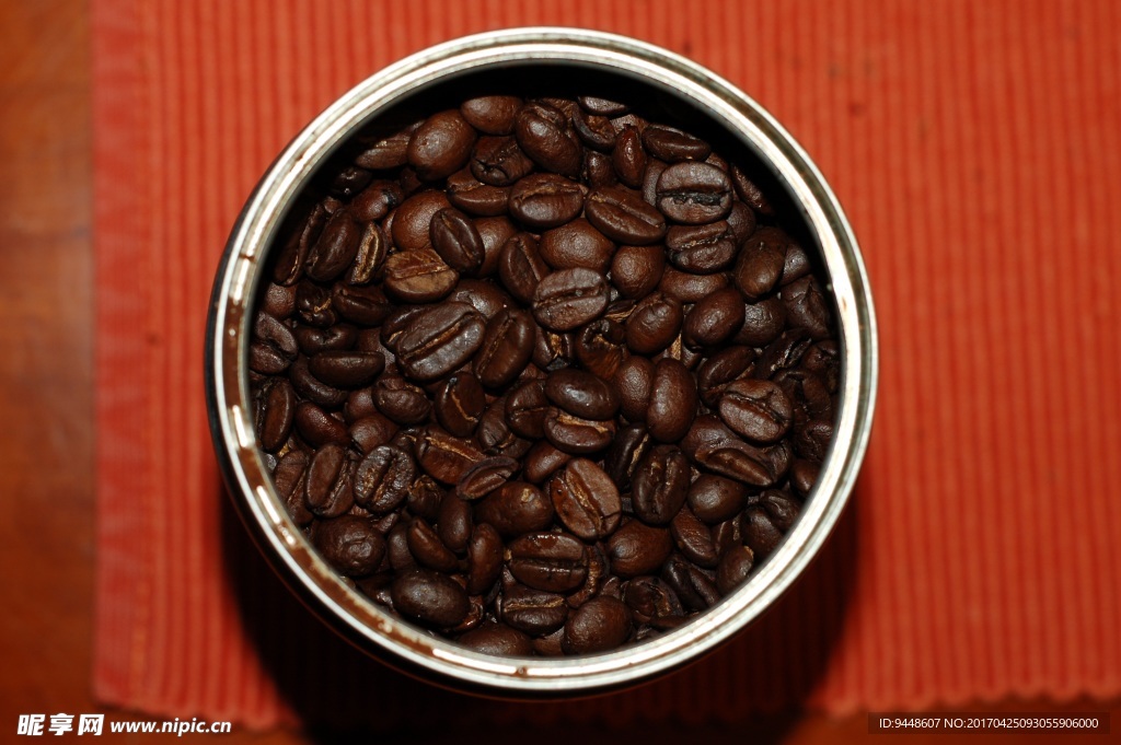 一盘咖啡豆图片