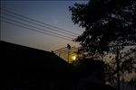 夕阳下工作的人
