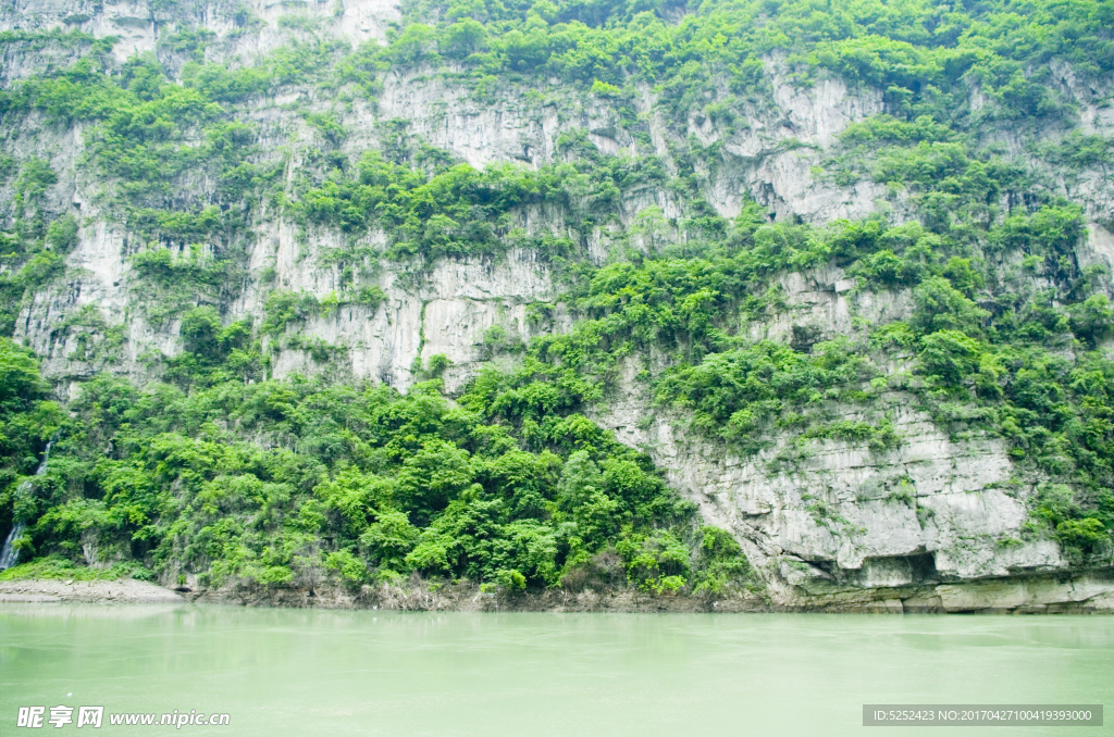 河流 青山