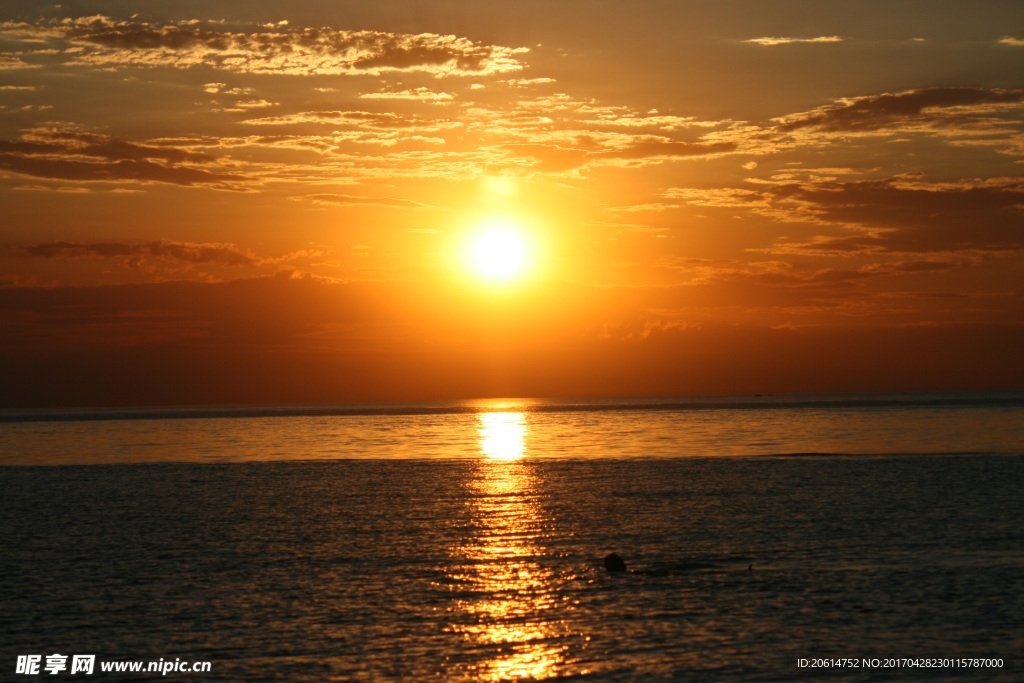 夕阳下的大海美景