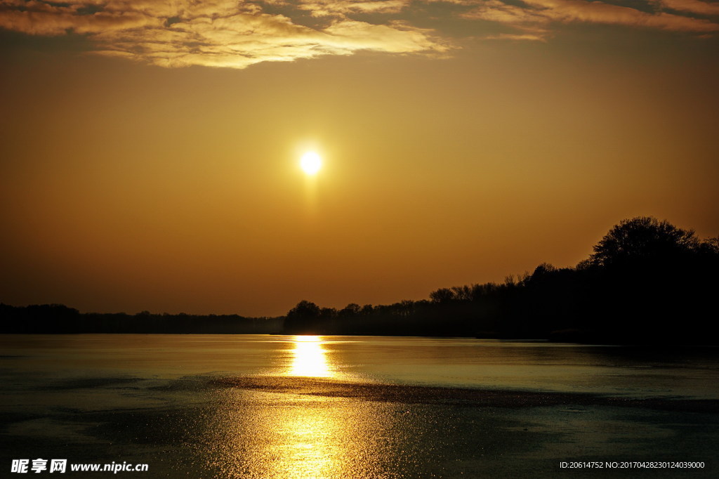 夕阳下的河道美景