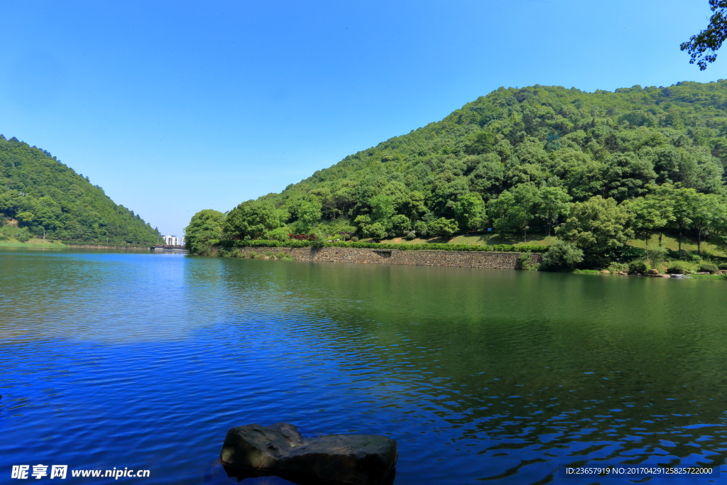 山青水秀