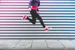 欢快跳跃女子