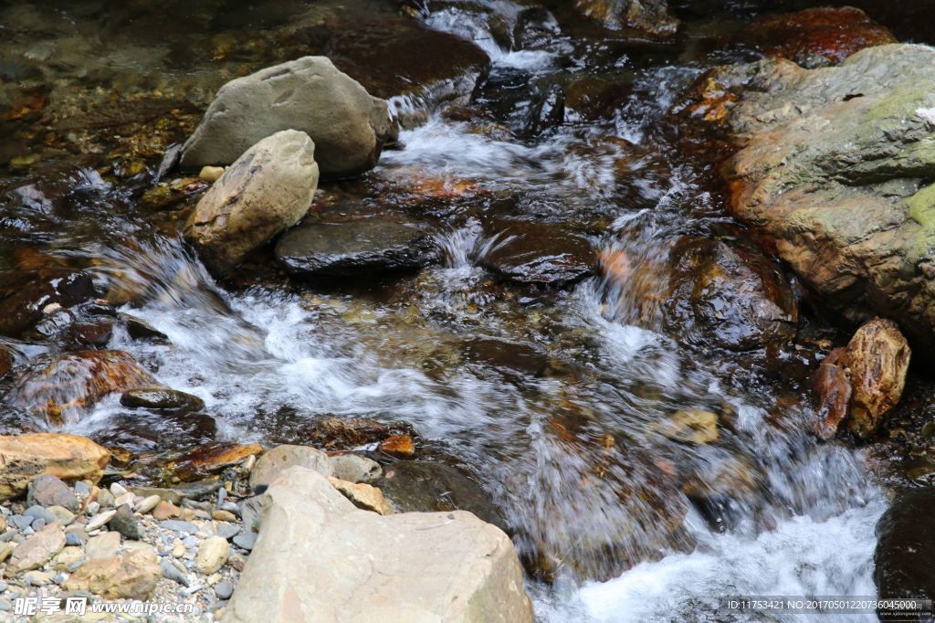 小河流水