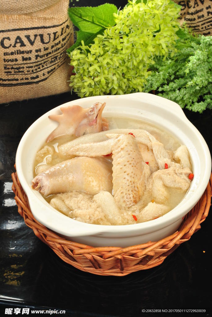 滋补药膳鸡
