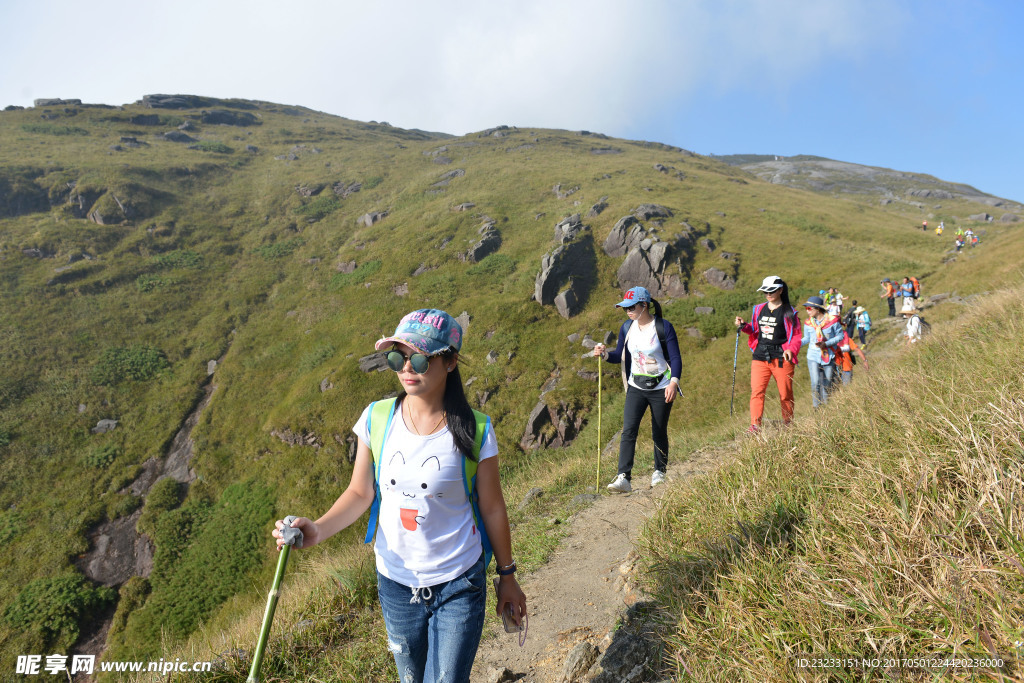 齐云山上户外的登山爱好者