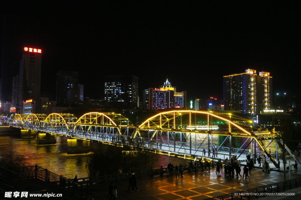 夜晚中山桥