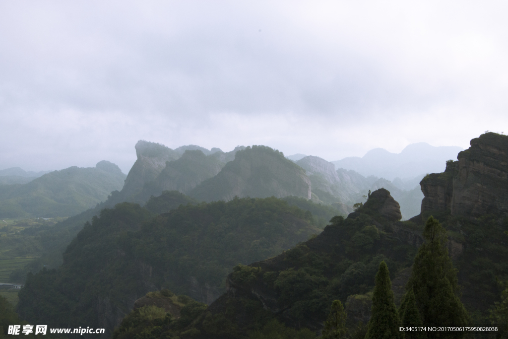 连绵起伏的群山峻岭