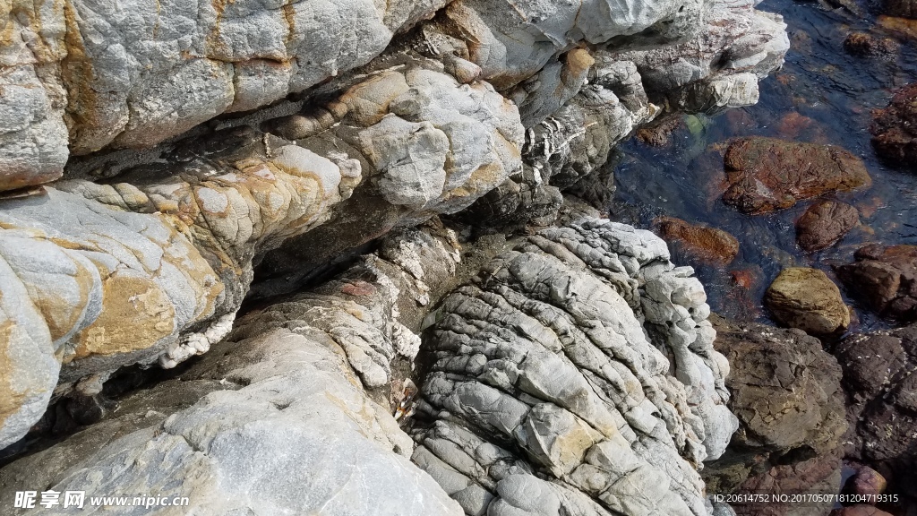 海水侵蚀的岩石