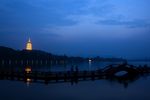 夜幕下的雷峰塔