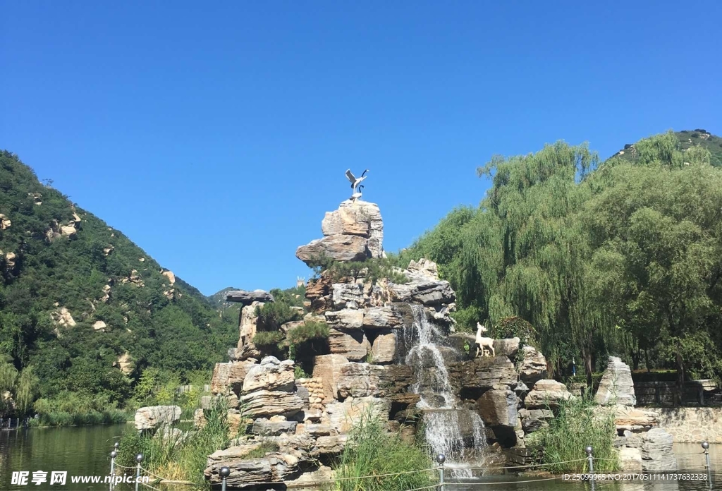 青龙峡湖中假山石风景图