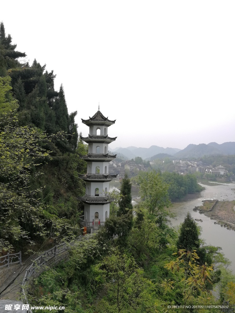 边城白塔