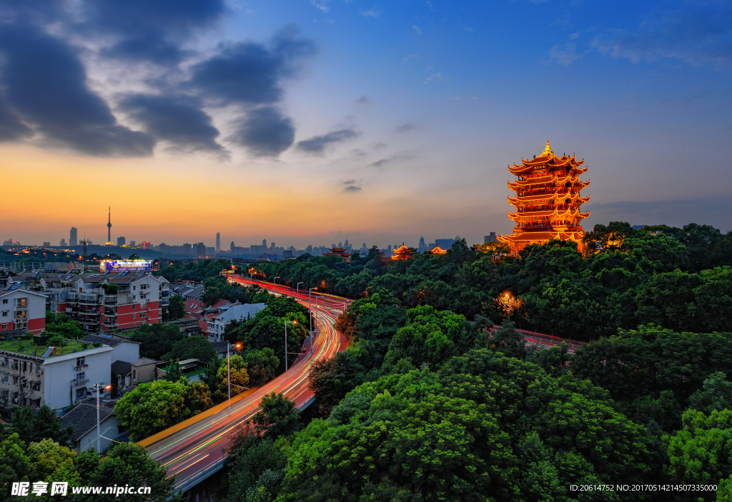 黄昏下的公园美景