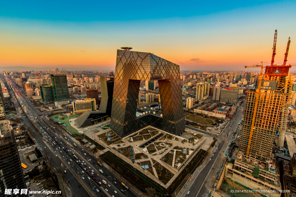 夕阳下的城市建筑风采