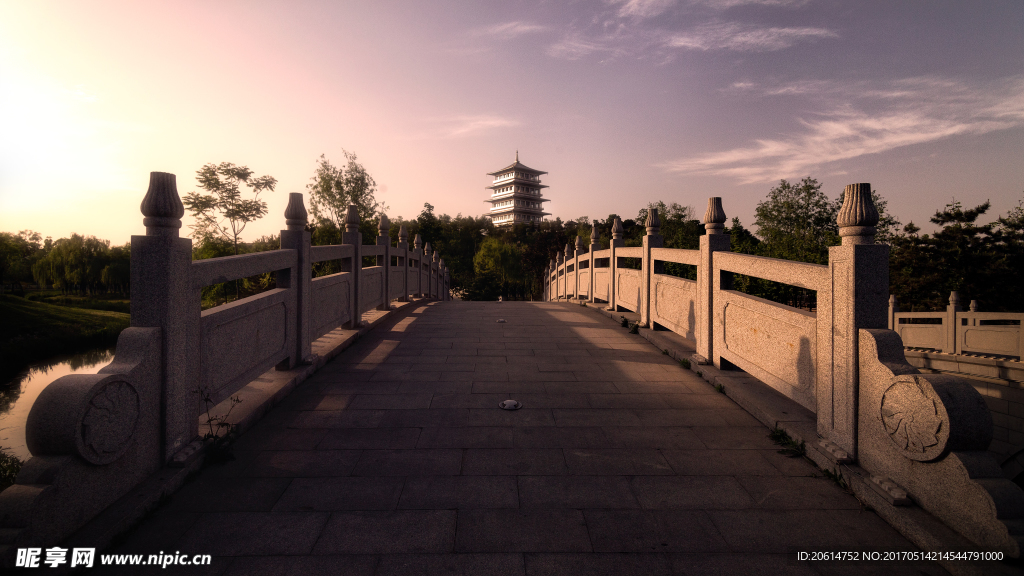 夕阳下的古桥美景