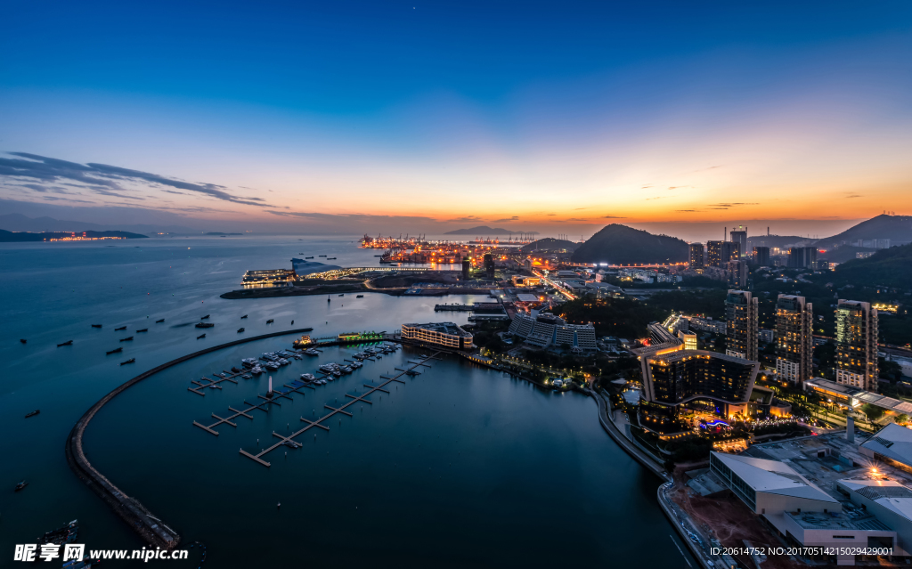 大海边的城市夜景
