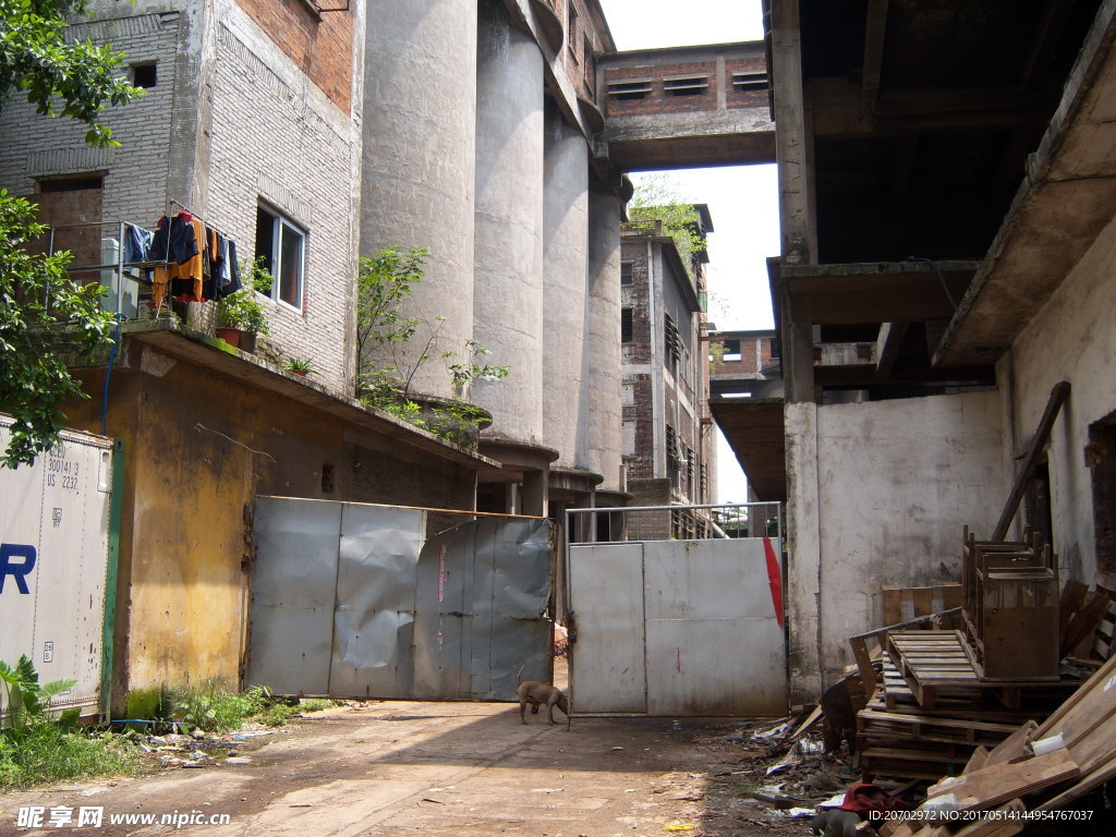 废弃工厂摄影作品 圆柱建筑物