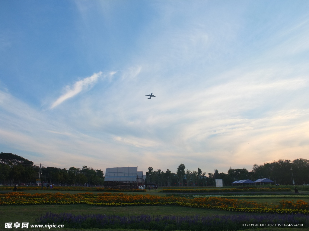 飞机划过天空