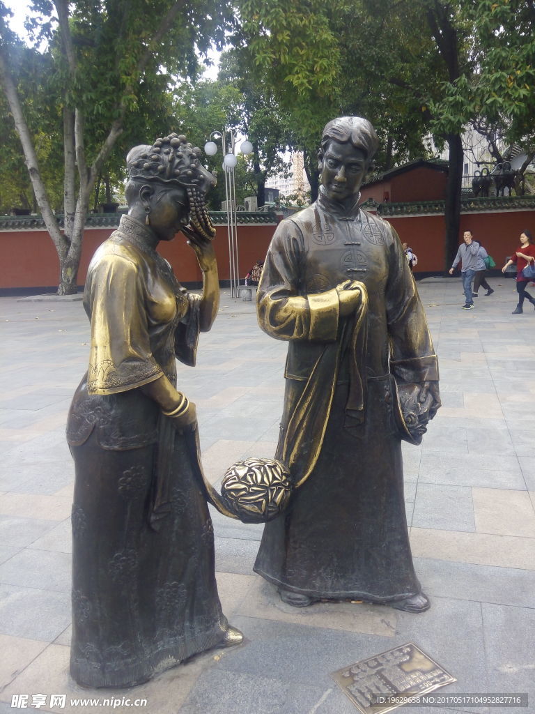 结婚铜像