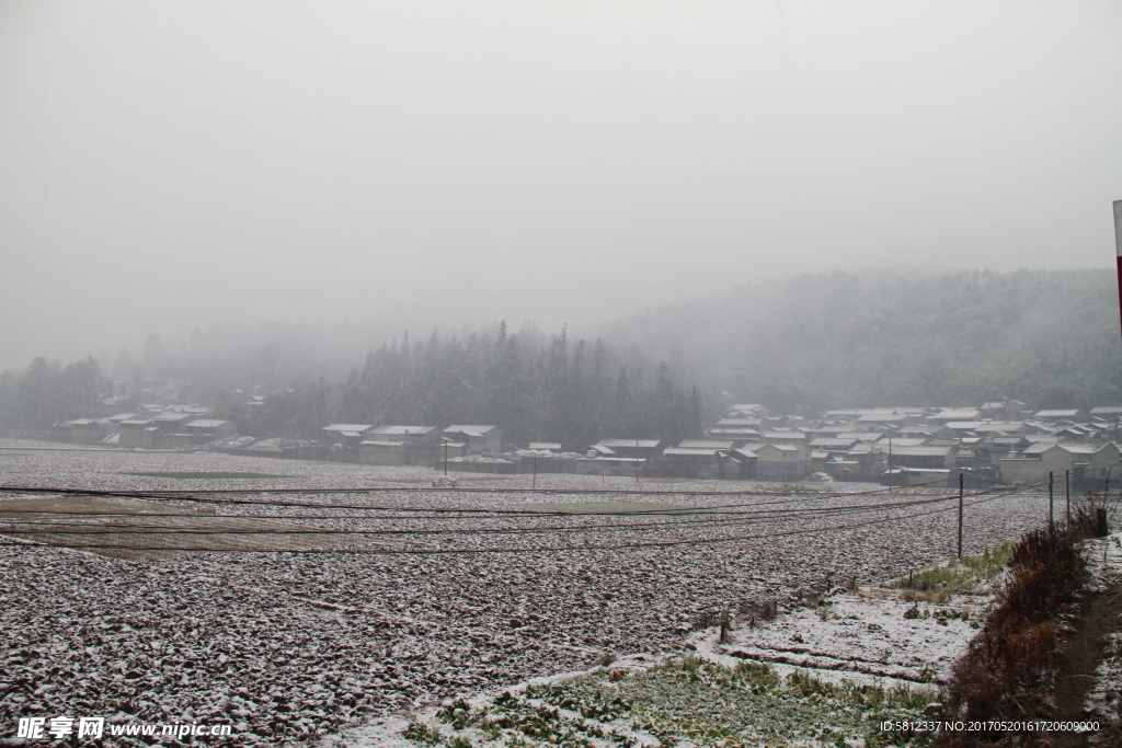 极边小村降瑞雪