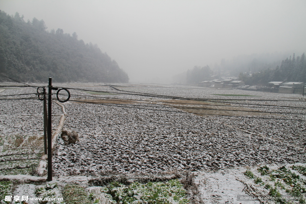 极边山野村庄迎春雪