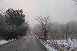 极边雪景山路中的车灯