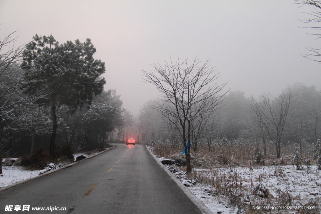 极边雪景山路中的车灯