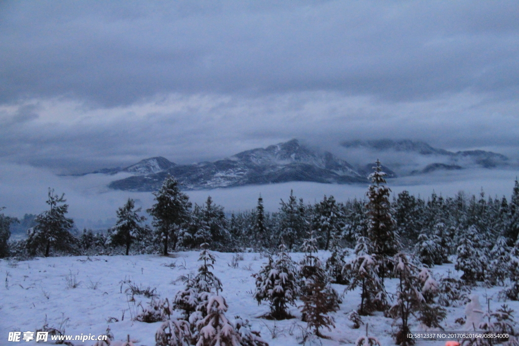 极边火山雪景