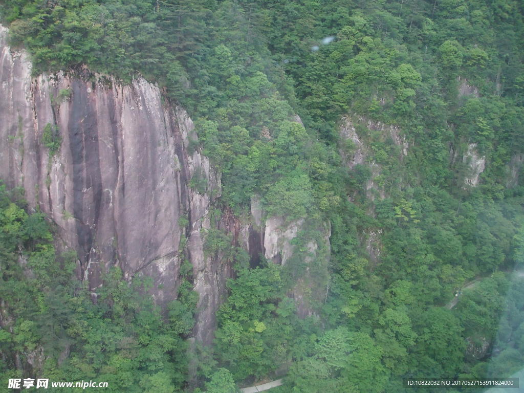 黄山悬崖大峡谷