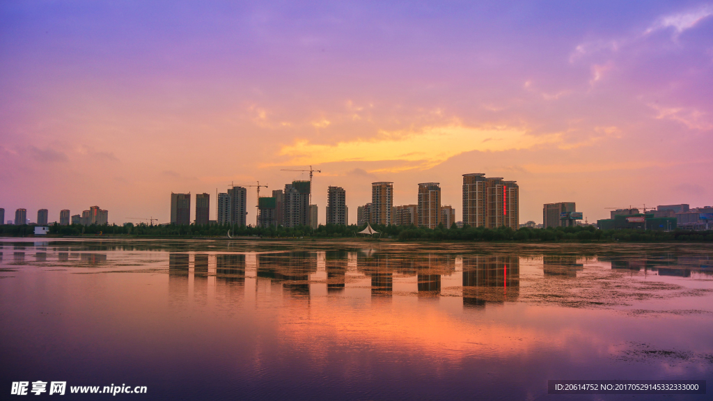 夕阳下的城市美景