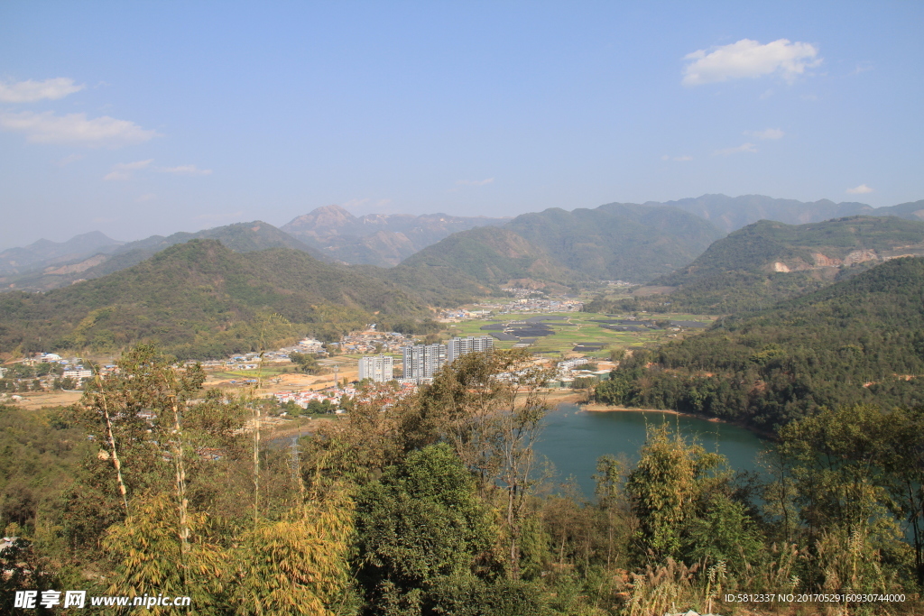 芒市孔雀湖畔