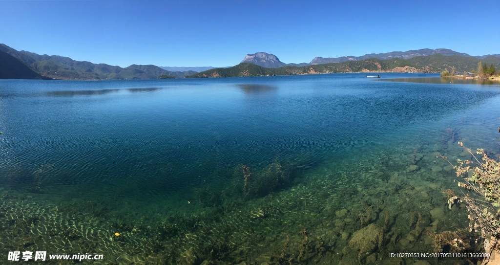 蓝色湖面