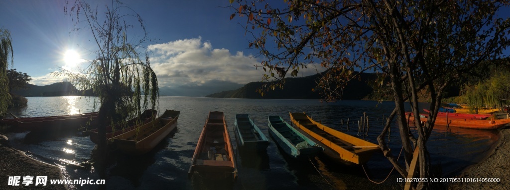 泸沽湖湖面