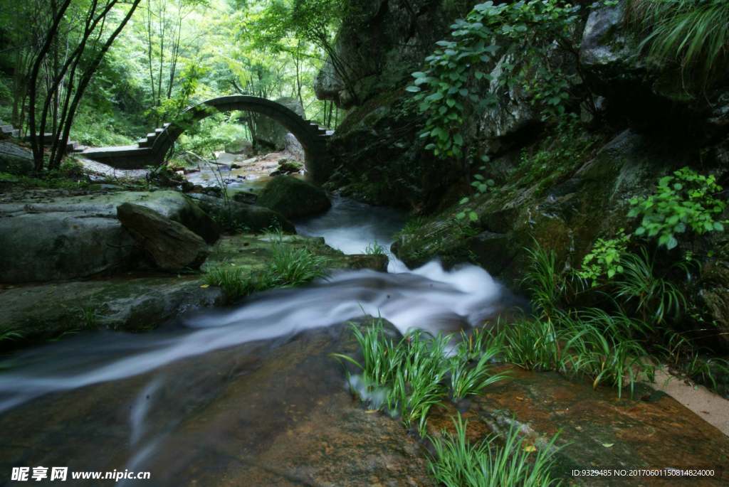 山间溪流