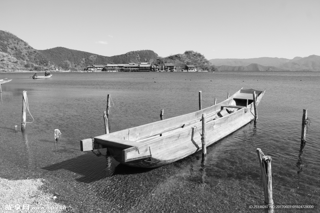 泸沽湖畔的木船