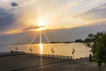 夕阳洪泽湖