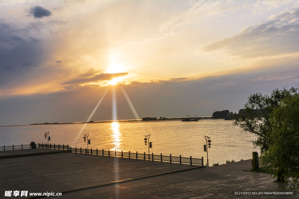 夕阳洪泽湖