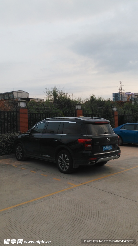 停放在户外的汽车