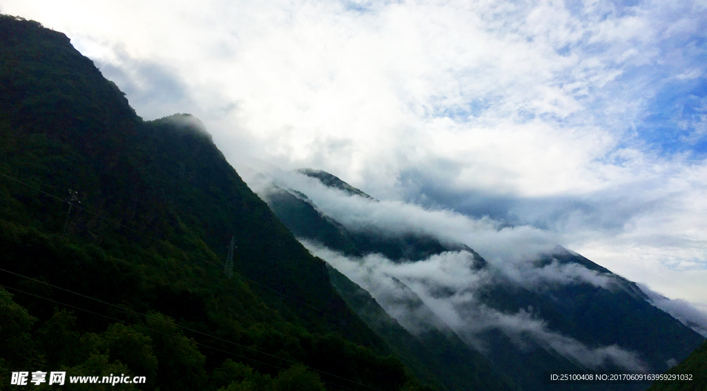 清晨雾山