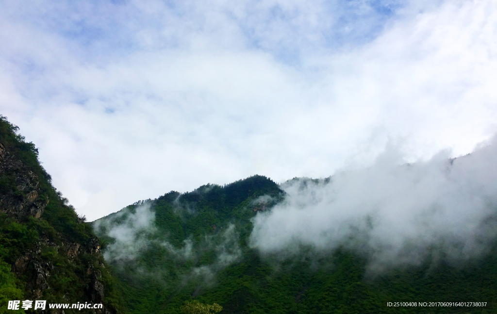 清晨雾山