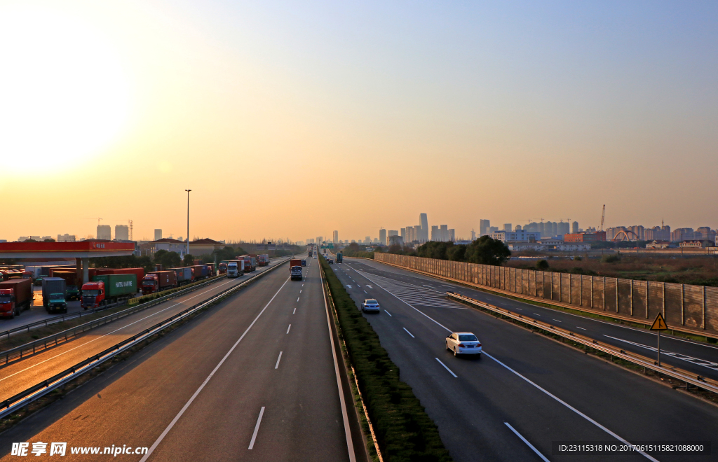 高速公路夕阳