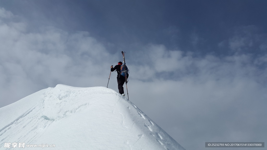 登雪山背包客