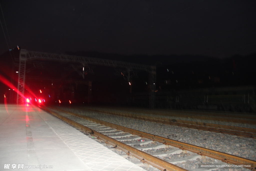 火车路 铁路  夜晚铁路照片