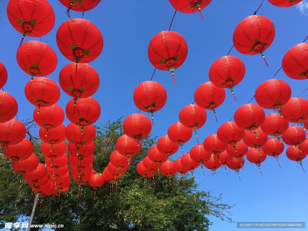 红灯笼高挂