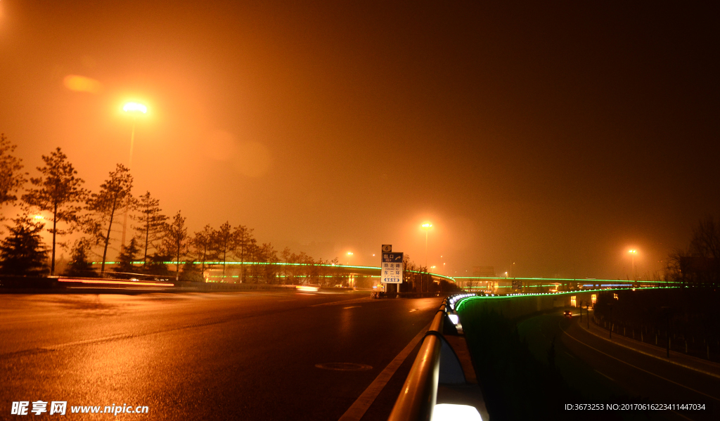 夜晚的高速公路