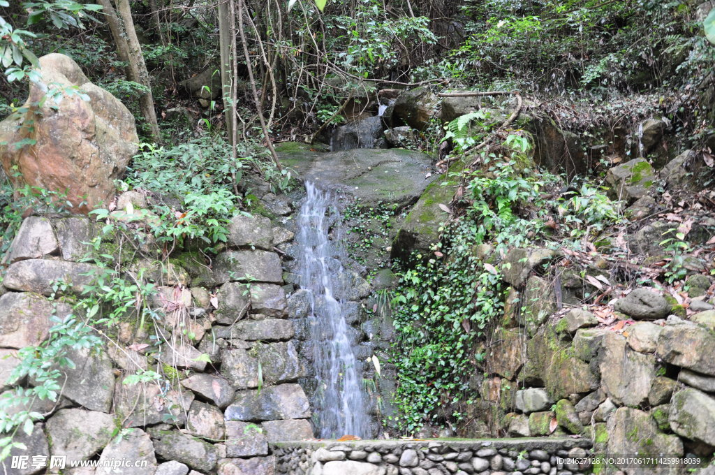 小溪流水